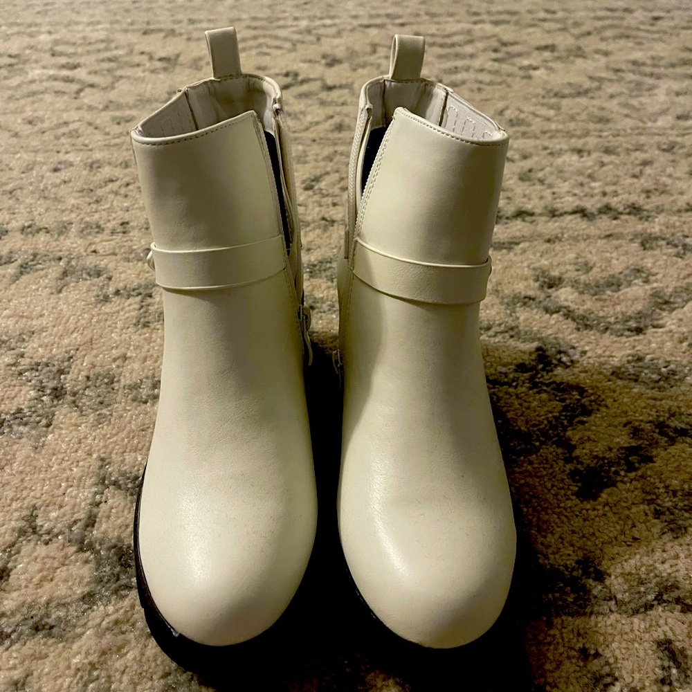 NWT WHITE LULUS BOOTIES